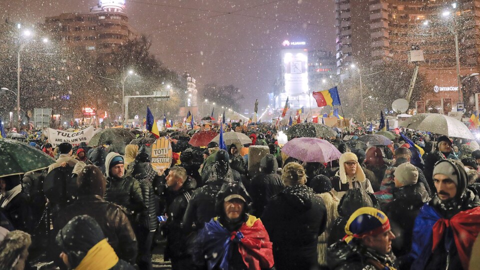 Les manifestants ont brandi des drapeaux roumains dans les rues de Bucarest samedi.