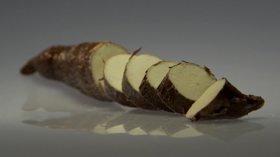 Des tranches de manioc cru.
