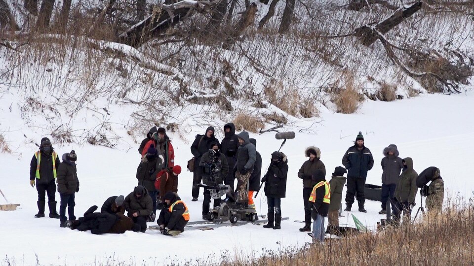 Une équipe de tournage travaille sur une production hollywoodienne.