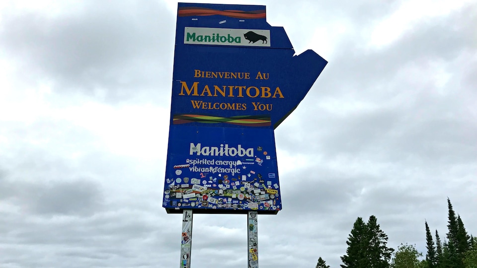 Un panneau signalant l'entrée au Manitoba sur la Transcanadienne, à la frontière avec l'Ontario.