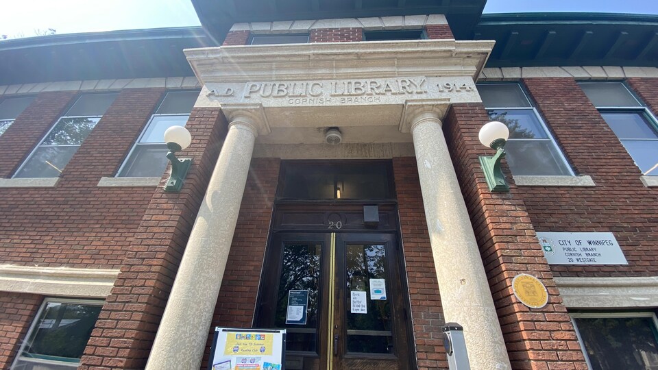 L'extérieur de la bibliothèque Cornish le 6 août 2021.