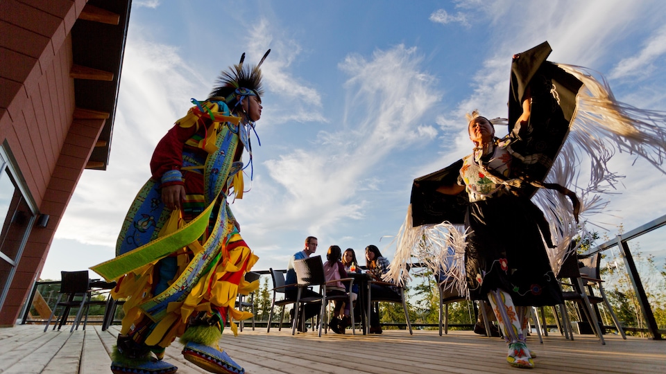 Des Autochtones en costumes traditionnels dansent devant le Manitoulin Island Hotel and Conference Centre à Little Current.