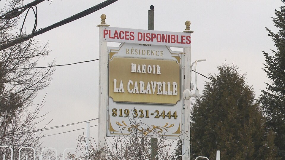 Le panneau-réclame du Manoir La Caravelle.
