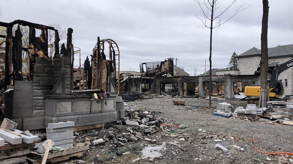 Une maison incendiée jusqu'aux fondations.