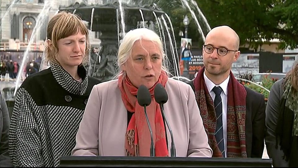 Manon Massé avec Catherine Dorion et Sol Zanetti devant une fontaine.