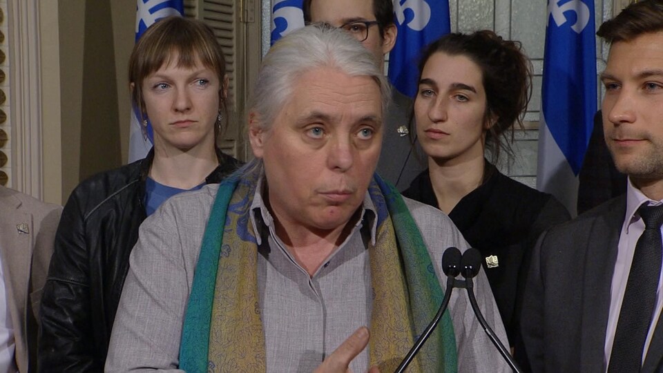Manon Massé en point de presse, avec en arrière-plan les députés Catherine Dorion et Émilise Lessard-Therrien, entre autres, et Gabriel Nadeau-Dubois à ses côtés.
