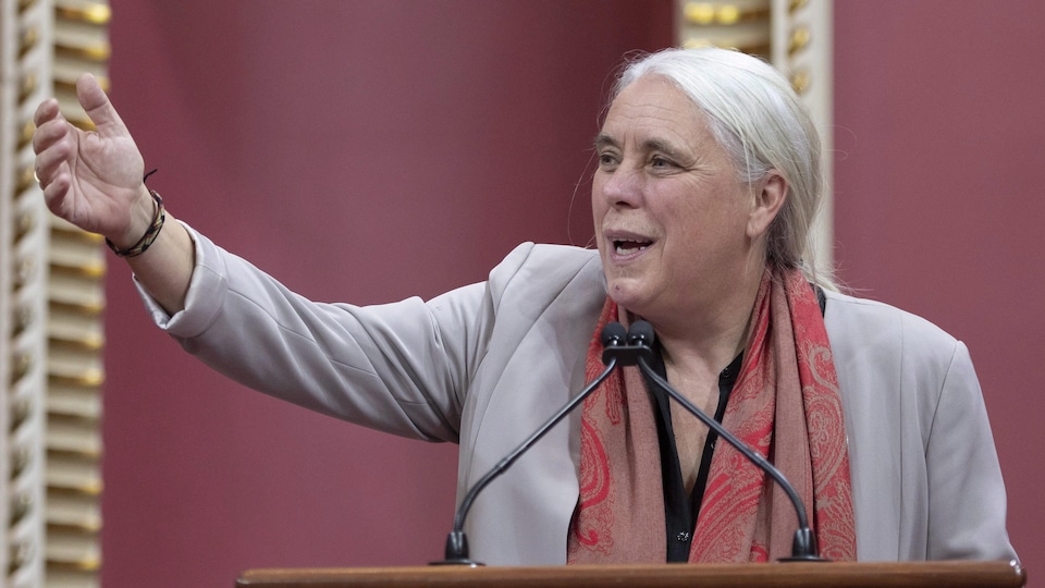 Manon Massé, levant le bras vers les députés de Québec solidaire.