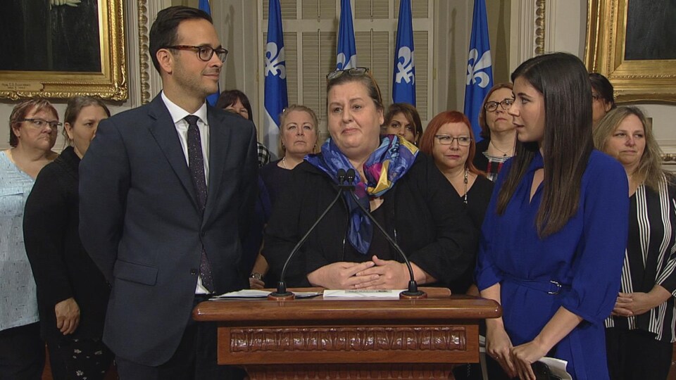 La directrice de la Fédération des maisons d’hébergement pour femmes du Québec, Manon Monastesse, entourée des députés péquistes Alexandre Cloutier et Catherine Fournier.