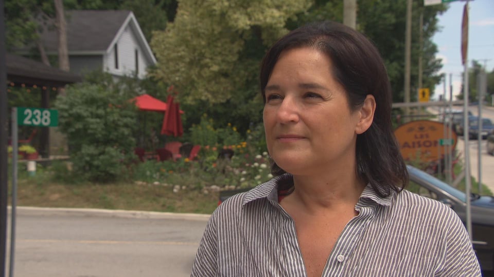 Manuela Teixeira répond aux questions d'un journaliste.