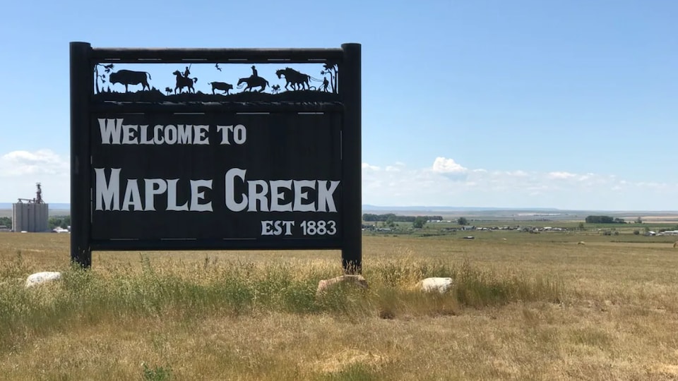 La pancarte accueillant les visiteurs dans le village de Maple Creek.