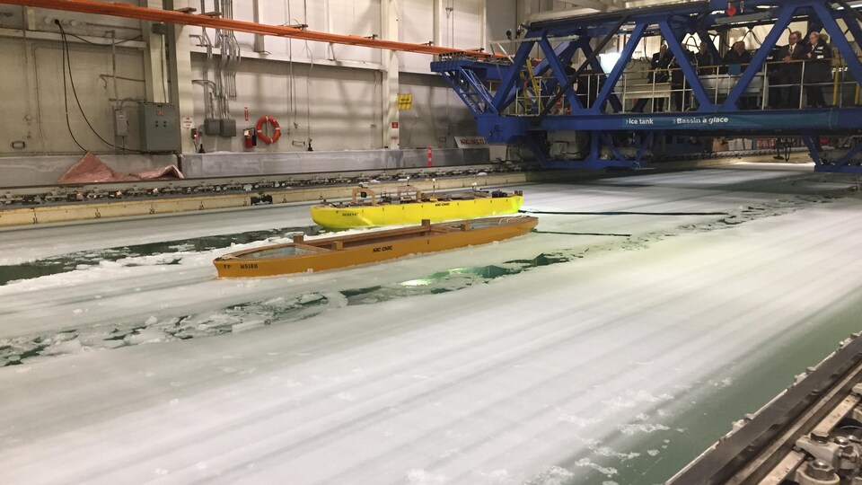 Dans ce test, les chercheurs imitent une manoeuvre où un bateau immobilisé est libéré par un brise-glace.
