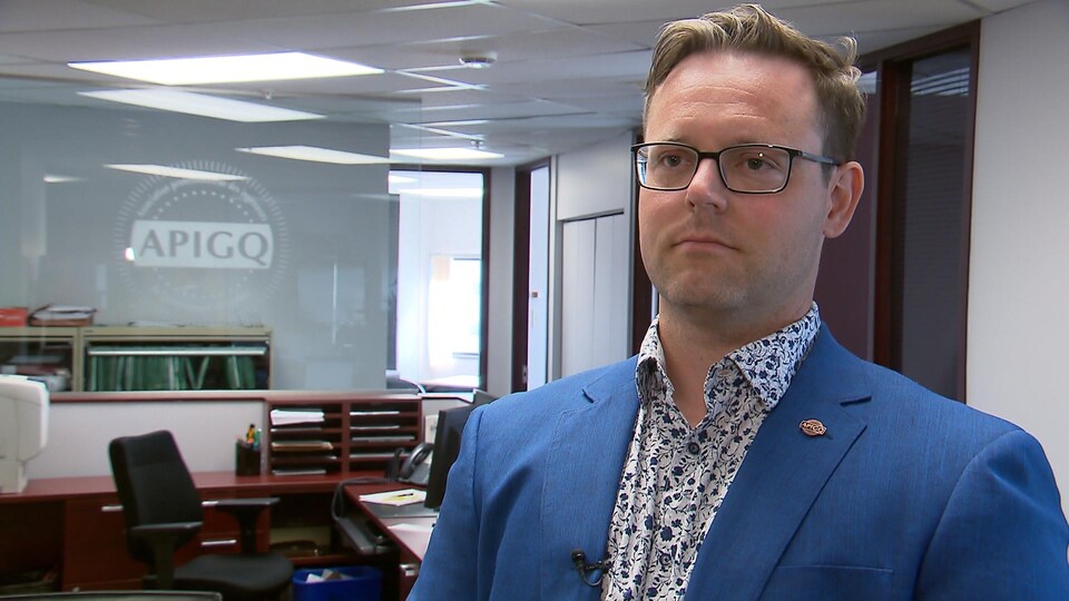 Le président de l'Association professionnelle des ingénieurs du gouvernement du Québec, Marc-André Martin, photographié dans un bureau.