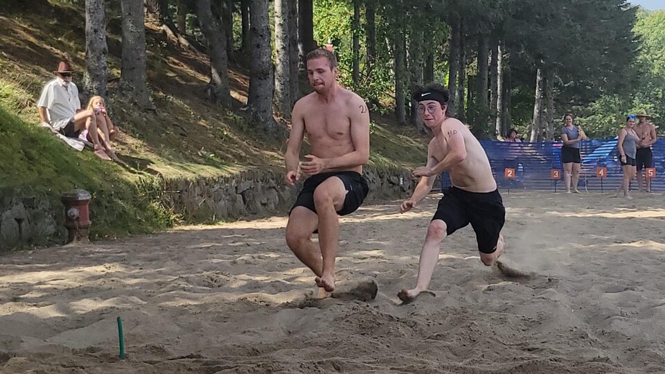 Deux jeunes hommes durant une compétition de sauvetage sportif.