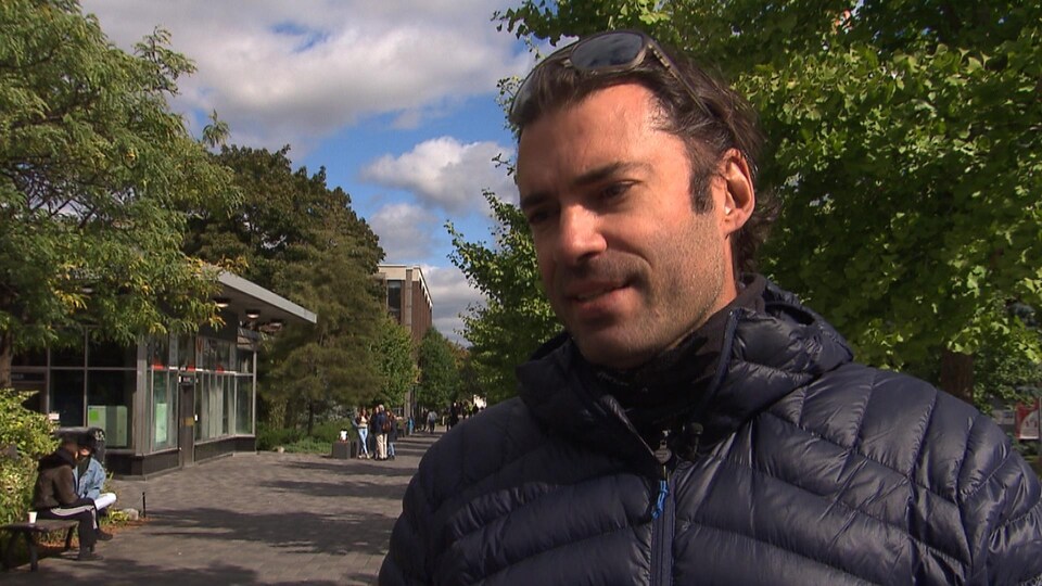 Portrait de Marc-Antoine Desjardins en entrevue.