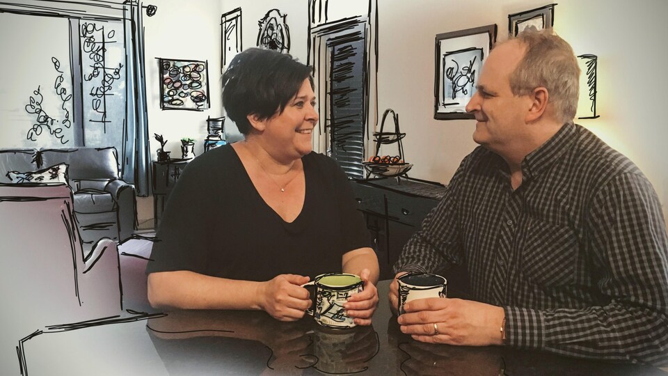 Marc-Éric et Johanne sont assis à la table de la cuisine devant un café.