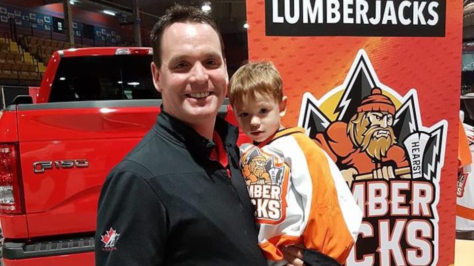 L’entraîneur-chef et directeur général, Marc Lafleur avec son fils Ethan