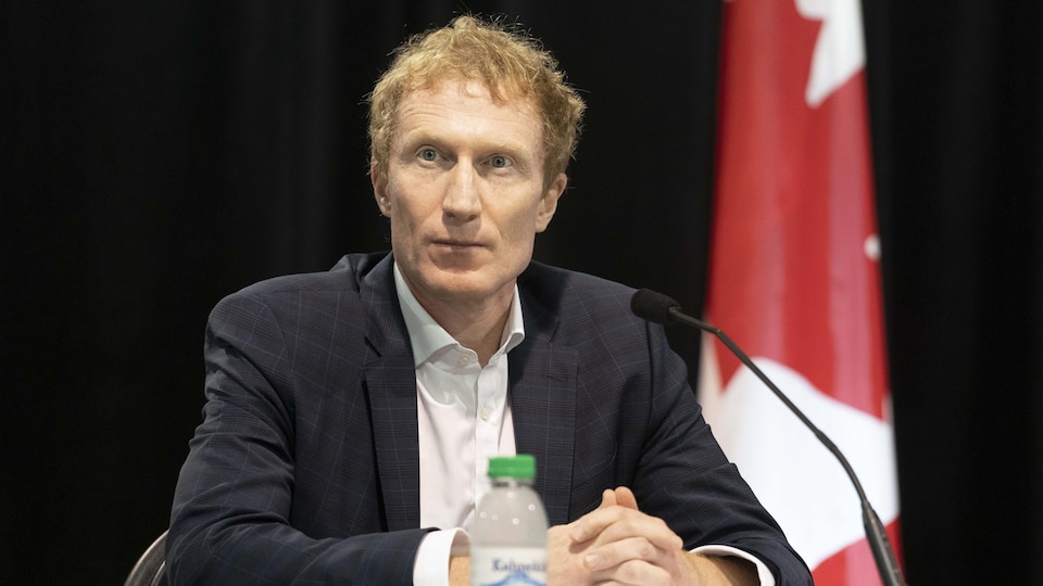 Le ministre fédéral des Services aux Autochtones, Marc Miller, assis durant une conférence de presse.