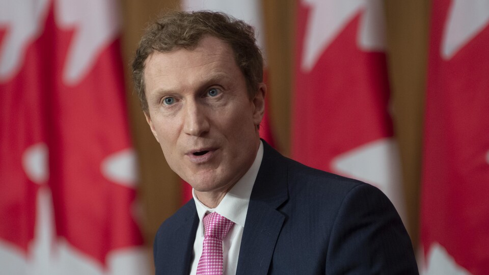 Le ministre Miller parle pendant une conférence de presse.