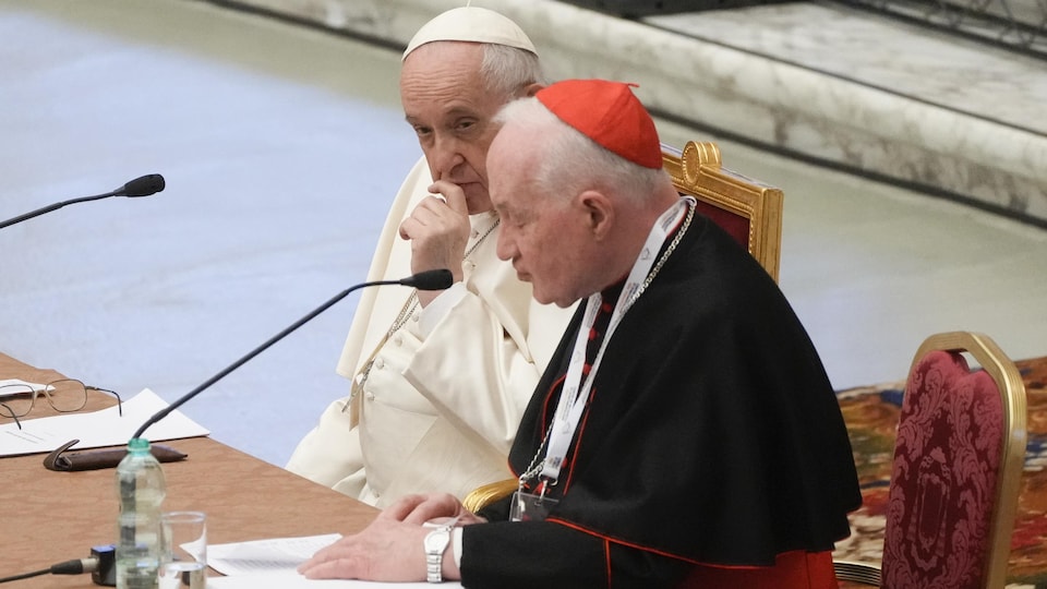 Le pape François écoute un discours du cardinal Marc Ouellet.