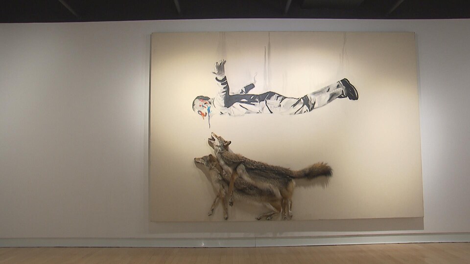 Tableau de Marc Séguin représentant deux loups sous un homme en chute libre.