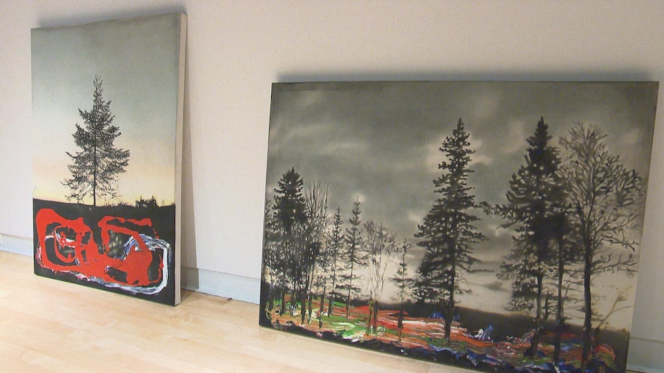 Deux tableaux de l'artiste Marc Séguin représentant des conifères.