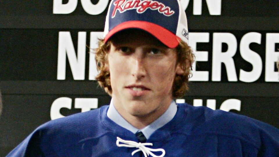 Marc Staal pose dans un chandail des Rangers de New York.
