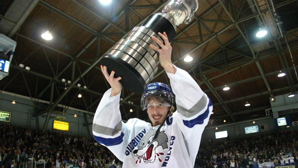 Marc Staal soulève un trophée.