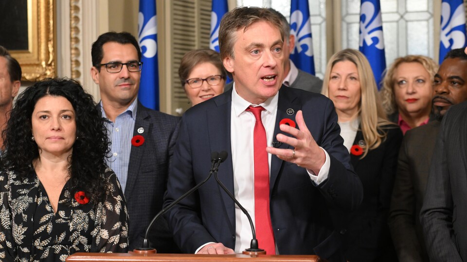 Marc Tanguay prend la parole devant la presse entouré de ses collègues. 