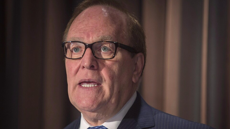 Marcel Aubut parle à des reporters le 9 octobre 2015.