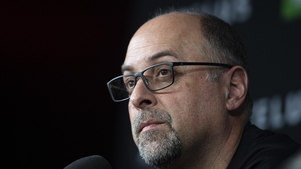 Gros plan sur le visage de l'homme chauve.