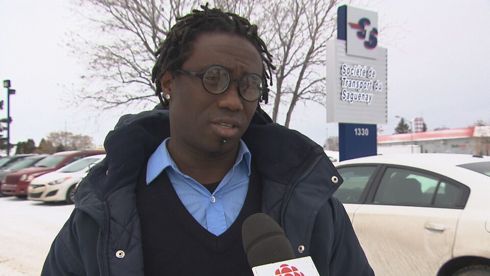 Marcellin Gbazai en entrevue dans le stationnement du siège social de la Société de transport du Saguenay.