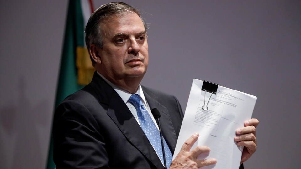 Marcelo Ebrard tient des documents dans ses mains.