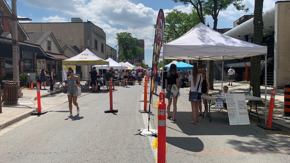 Vue d'une rue sur laquelle se déroule un marché public.