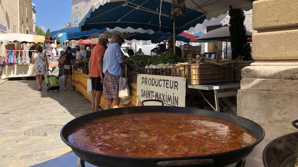 Quelque chose mijote d'appétissant.