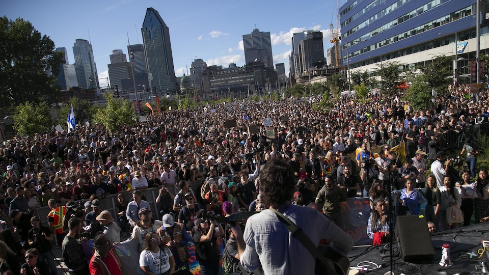 Manifestation contre les changements climatiques dans le centre-ville de Montréal.

Photo prise dans le centre-ville de Montréal, Québec, Canada.
Le 26 septembre 2019  

