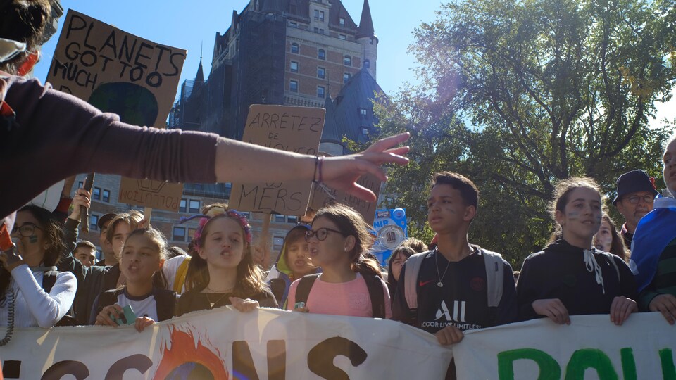 Les marcheurs devant le château Frontenac.