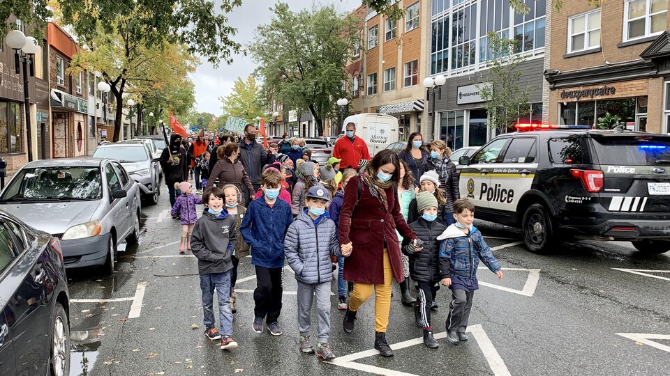 La marche pour le climat passe dans la rue Perreault.