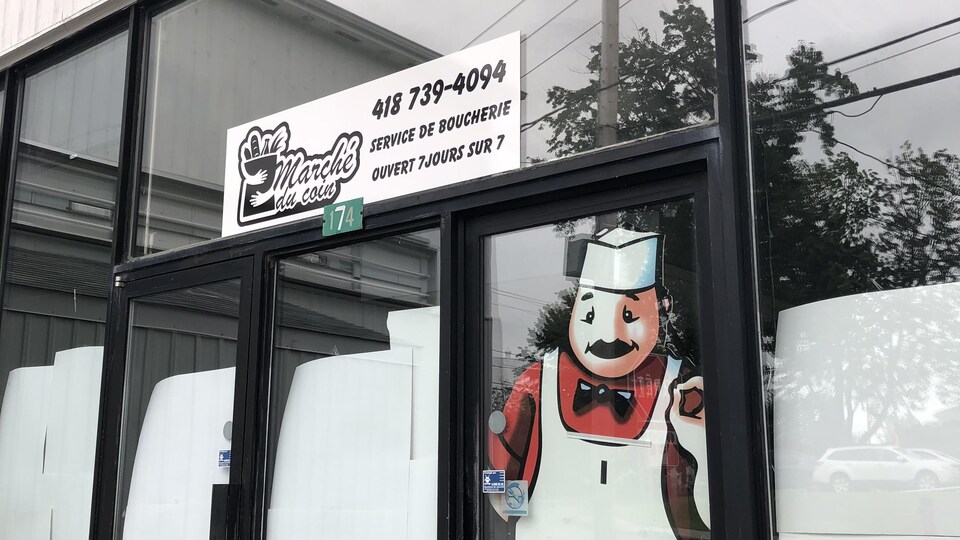 L'affiche du commerce mentionne que l'épicerie sera ouverte tous les jours.
