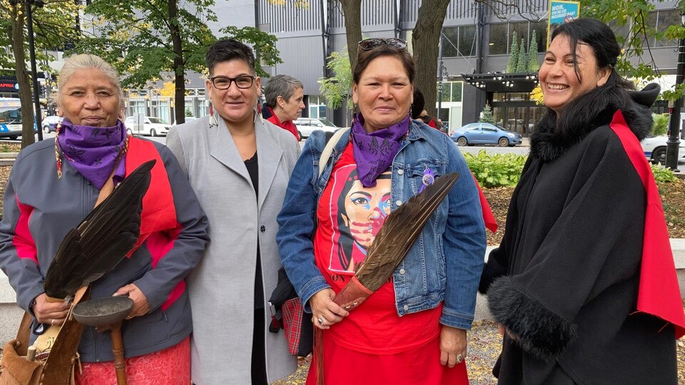 En rangée : Sedalia Kawennotas Fazio, Alexandra Ambroise, Viviane Michel et Nakuset.