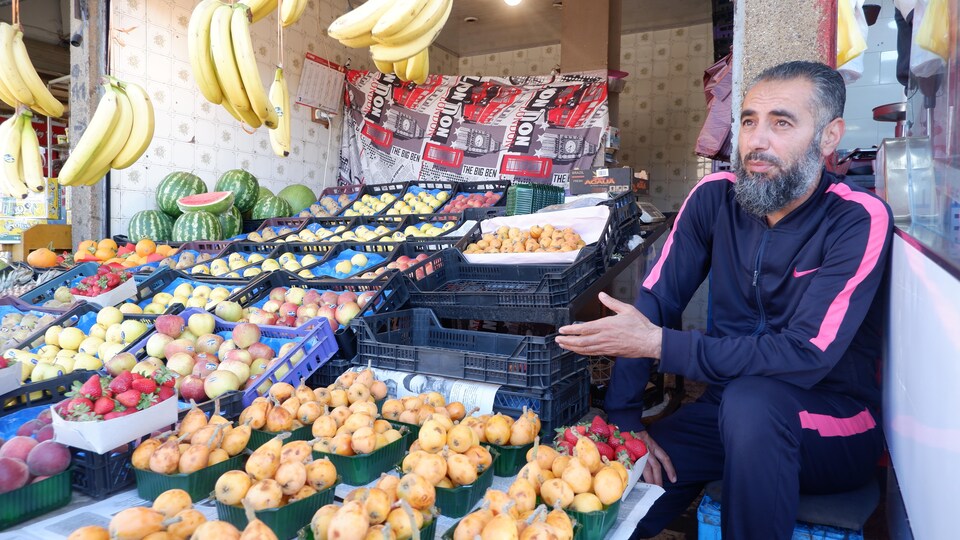 Un marchand de fruits à Alger. 