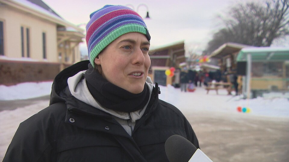 Maude-Alex St-Denis-Monfils, coordonnatrice du Marché public de Rimouski, parle à un journaliste près du marché public de Rimouski.