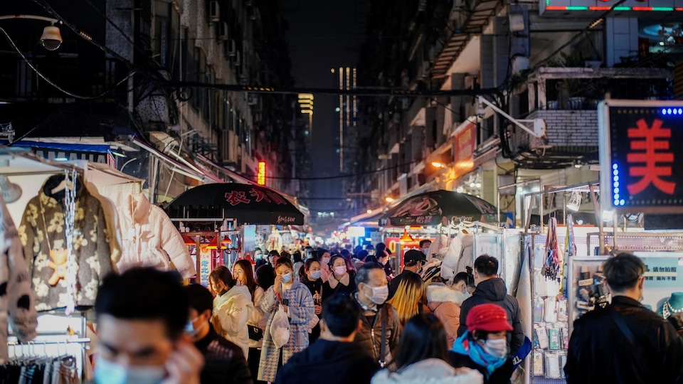 Des gens dans une rue bondée à Wuhan.