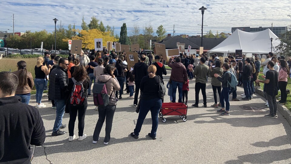 Des manifestants rassemblés au Marché de la gare de Sherbrooke. 