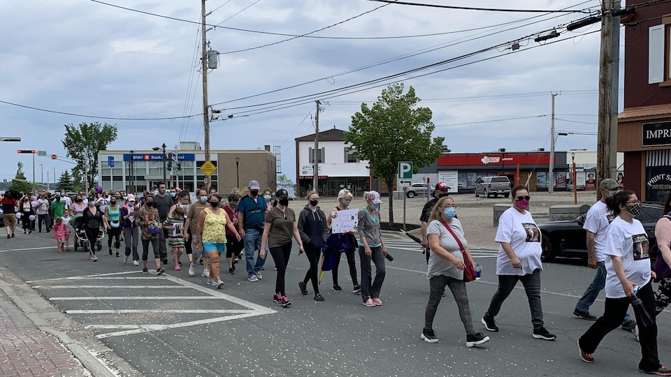 Des gens marchent dans la rue.