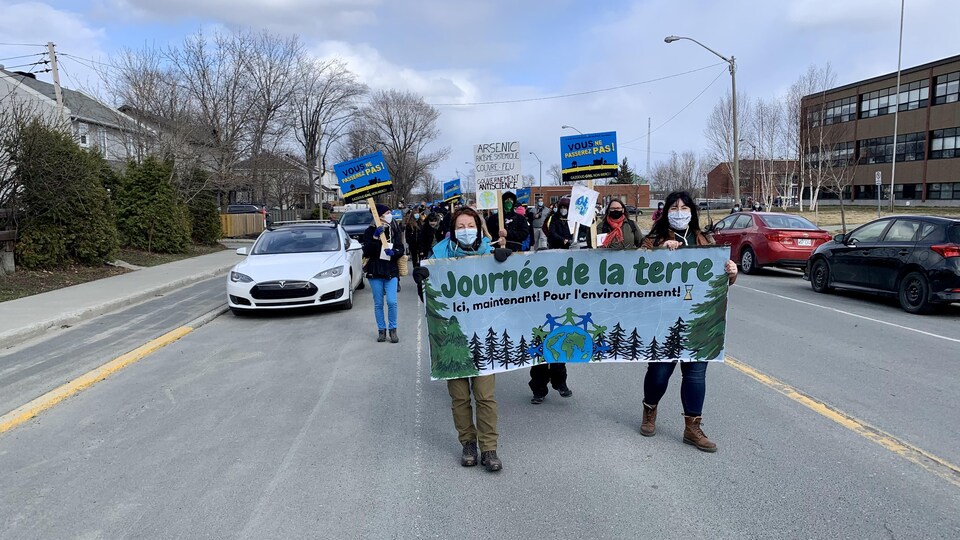 Des manifestants défilent dans la rue.