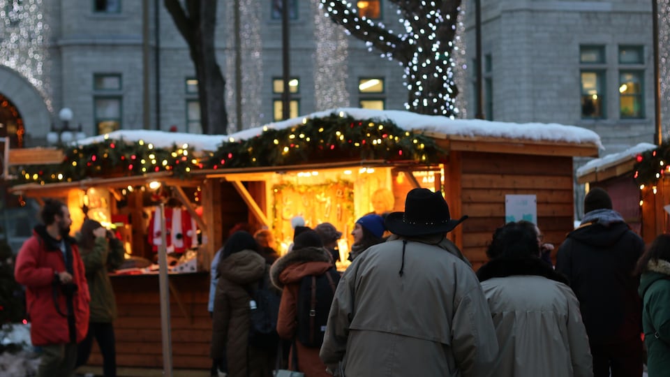 Le marché de Noël allemand de Québec. Des gens observent les kiosques. 
