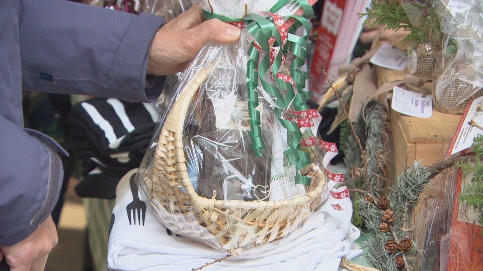 Un homme a acheté un paquet cadeau au marché de Noêl au Centre communautaire Tétreau dimanche le 10 décembre.