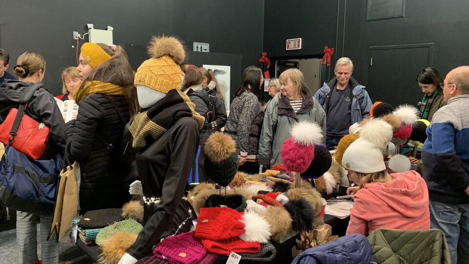Plusieurs personnes dans un marché