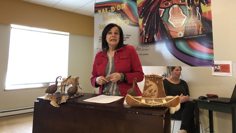 Édith Cloutier, debout derrière une table, s'adresse aux gens lors d'une conférence de presse.