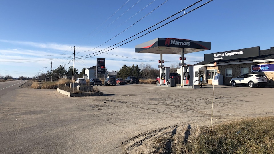 Le commerce et la station d'essence vus de l'extérieur.